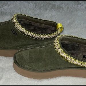 Ugg Tazz size 9 olive green never worn tried on twice